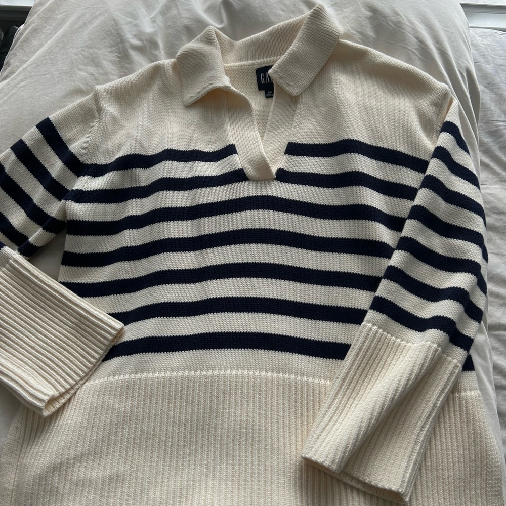 GAP Women's Cream and Black Striped V-Neck Sweater